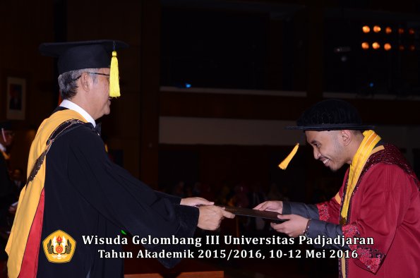 Wisuda Unpad Gel III TA 2015_2016  Fakultas Ekonomi dan Bisnis oleh Dekan 249