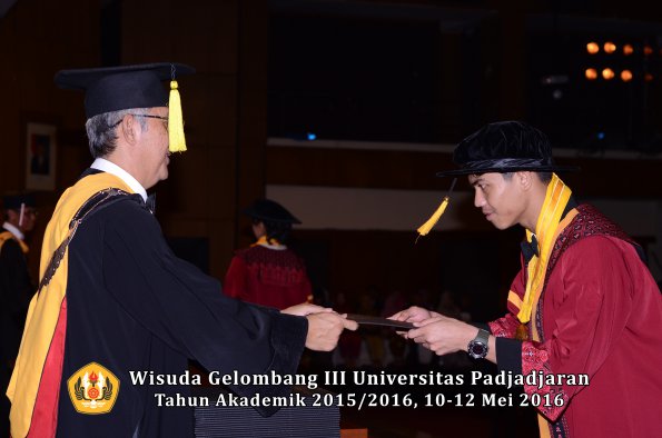 Wisuda Unpad Gel III TA 2015_2016  Fakultas Ekonomi dan Bisnis oleh Dekan 254