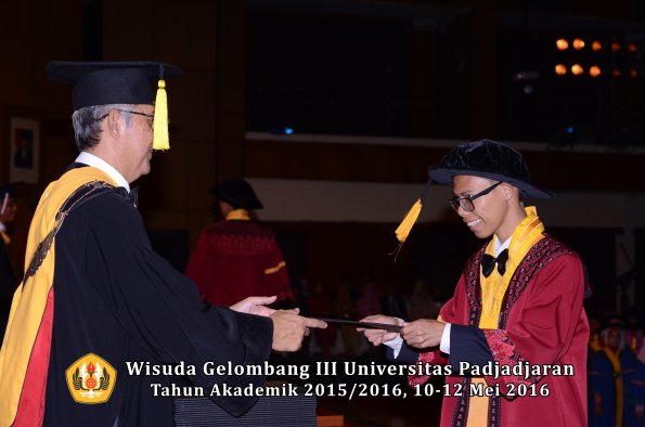 Wisuda Unpad Gel III TA 2015_2016  Fakultas Ekonomi dan Bisnis oleh Dekan 258