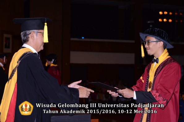 Wisuda Unpad Gel III TA 2015_2016  Fakultas Ekonomi dan Bisnis oleh Dekan 261