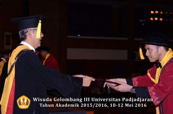 Wisuda Unpad Gel III TA 2015_2016  Fakultas Ekonomi dan Bisnis oleh Dekan 268