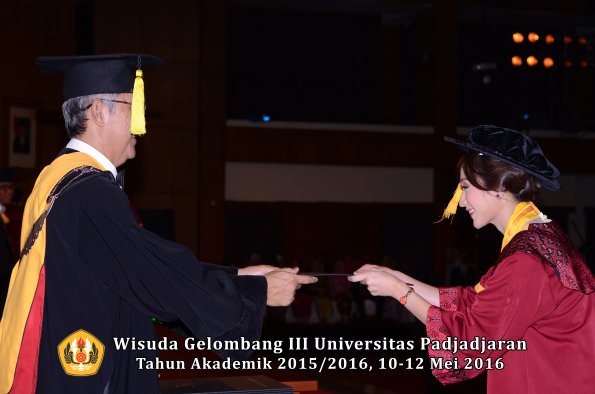 Wisuda Unpad Gel III TA 2015_2016  Fakultas Ekonomi dan Bisnis oleh Dekan 272