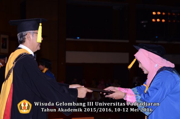 Wisuda Unpad Gel III TA 2015_2016  Fakultas Ekonomi dan Bisnis oleh Dekan 286