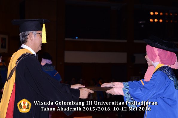 Wisuda Unpad Gel III TA 2015_2016  Fakultas Ekonomi dan Bisnis oleh Dekan 292
