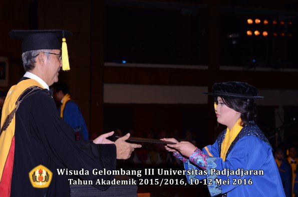 Wisuda Unpad Gel III TA 2015_2016  Fakultas Ekonomi dan Bisnis oleh Dekan 305