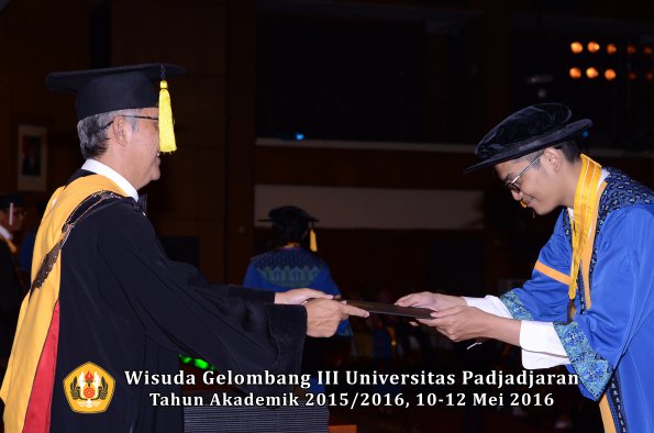 Wisuda Unpad Gel III TA 2015_2016  Fakultas Ekonomi dan Bisnis oleh Dekan 306