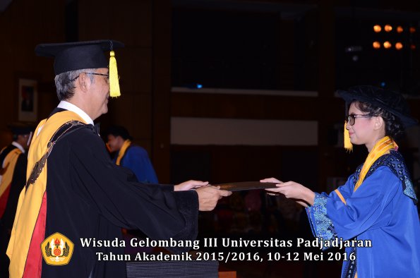 Wisuda Unpad Gel III TA 2015_2016  Fakultas Ekonomi dan Bisnis oleh Dekan 309