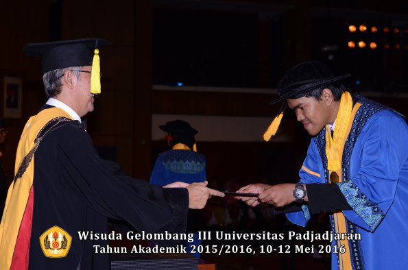 Wisuda Unpad Gel III TA 2015_2016  Fakultas Ekonomi dan Bisnis oleh Dekan 312