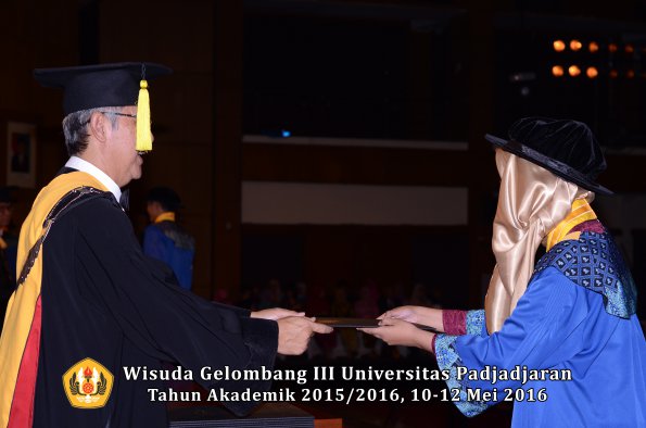 Wisuda Unpad Gel III TA 2015_2016  Fakultas Ekonomi dan Bisnis oleh Dekan 315
