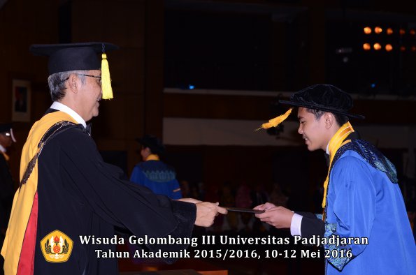 Wisuda Unpad Gel III TA 2015_2016  Fakultas Ekonomi dan Bisnis oleh Dekan 322