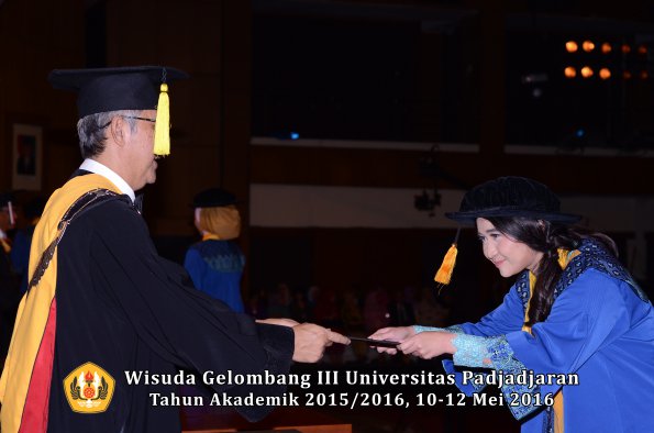 Wisuda Unpad Gel III TA 2015_2016  Fakultas Ekonomi dan Bisnis oleh Dekan 325