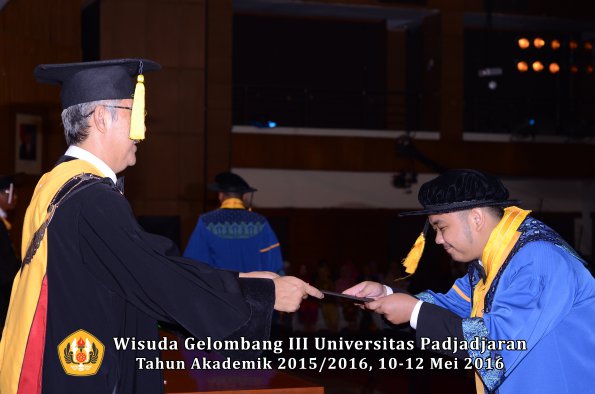 Wisuda Unpad Gel III TA 2015_2016  Fakultas Ekonomi dan Bisnis oleh Dekan 329