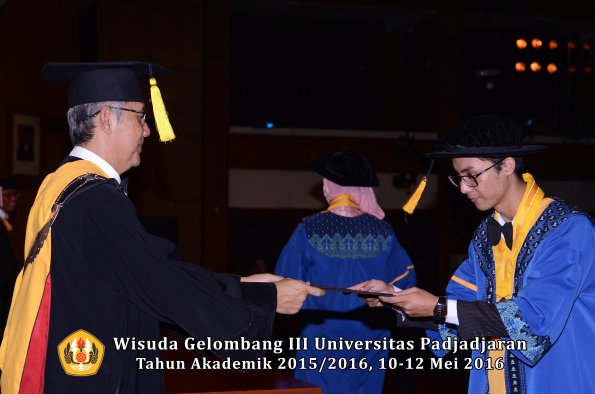 Wisuda Unpad Gel III TA 2015_2016  Fakultas Ekonomi dan Bisnis oleh Dekan 332