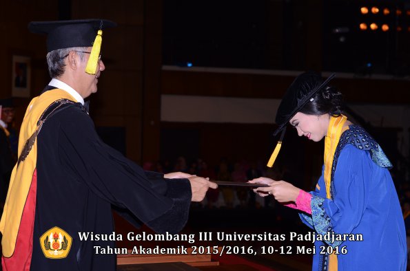 Wisuda Unpad Gel III TA 2015_2016  Fakultas Ekonomi dan Bisnis oleh Dekan 356