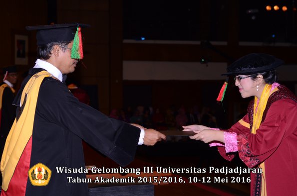 Wisuda Unpad Gel III TA 2015_2016  Fakultas TIP oleh Dekan  006