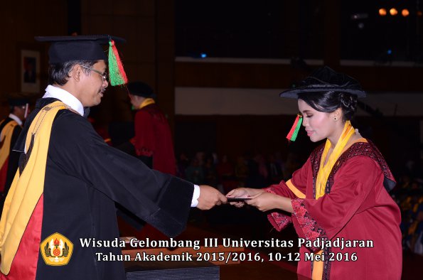 Wisuda Unpad Gel III TA 2015_2016  Fakultas TIP oleh Dekan  008