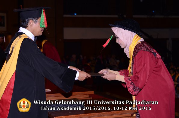 Wisuda Unpad Gel III TA 2015_2016  Fakultas TIP oleh Dekan  012
