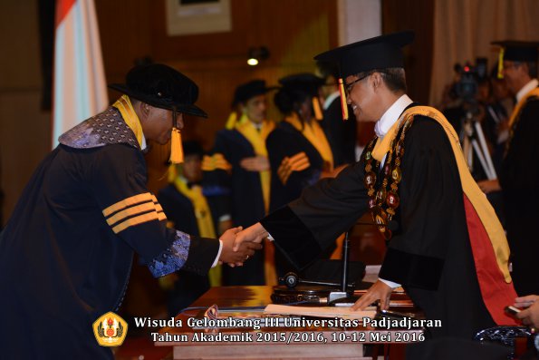 Wisuda Unpad Gel III TA 2015_2016  Fakultas Ekonomi dan Bisnis oleh Rektor 006