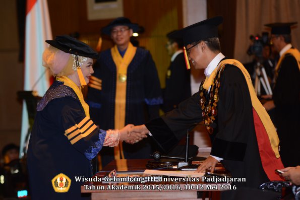 Wisuda Unpad Gel III TA 2015_2016  Fakultas Ekonomi dan Bisnis oleh Rektor 011