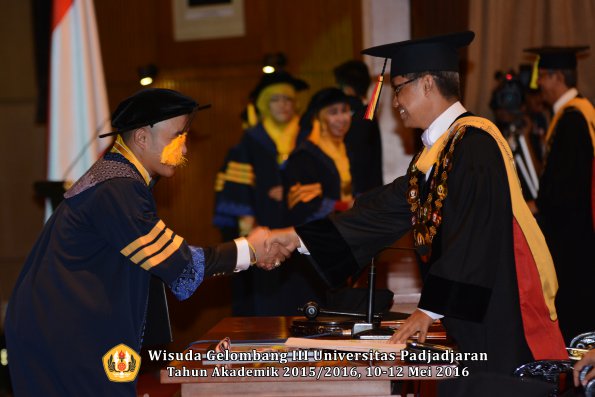 Wisuda Unpad Gel III TA 2015_2016  Fakultas Ekonomi dan Bisnis oleh Rektor 015
