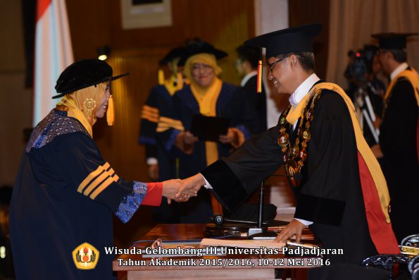 Wisuda Unpad Gel III TA 2015_2016  Fakultas Ekonomi dan Bisnis oleh Rektor 016