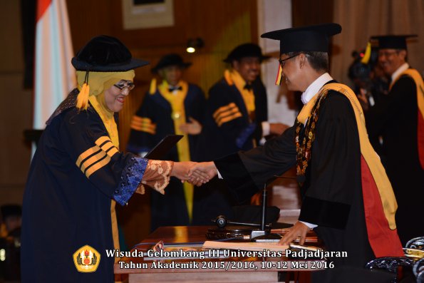 Wisuda Unpad Gel III TA 2015_2016  Fakultas Ekonomi dan Bisnis oleh Rektor 017