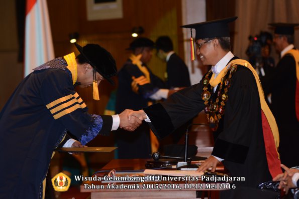 Wisuda Unpad Gel III TA 2015_2016  Fakultas Ekonomi dan Bisnis oleh Rektor 018