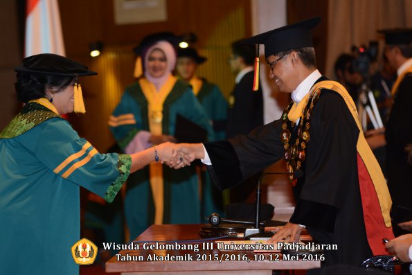 Wisuda Unpad Gel III TA 2015_2016  Fakultas Ekonomi dan Bisnis oleh Rektor 102