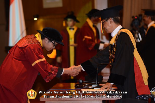Wisuda Unpad Gel III TA 2015_2016  Fakultas Ekonomi dan Bisnis oleh Rektor 138