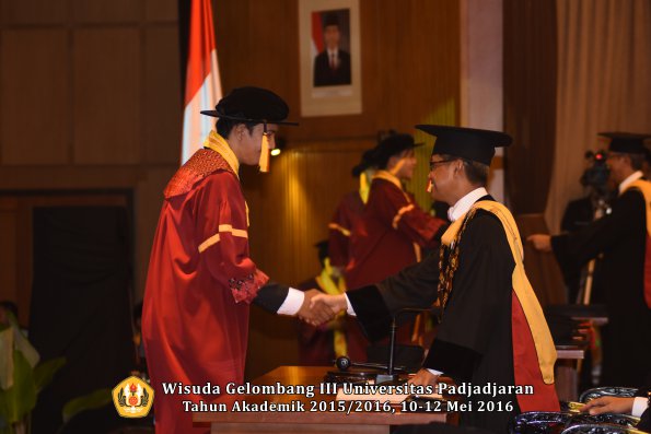 Wisuda Unpad Gel III TA 2015_2016  Fakultas Ekonomi dan Bisnis oleh Rektor 139