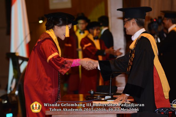 Wisuda Unpad Gel III TA 2015_2016  Fakultas Ekonomi dan Bisnis oleh Rektor 142