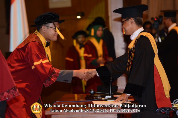 Wisuda Unpad Gel III TA 2015_2016  Fakultas Ekonomi dan Bisnis oleh Rektor 144