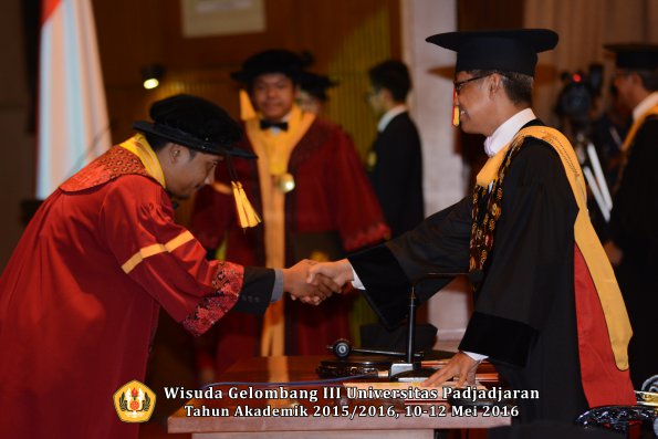 Wisuda Unpad Gel III TA 2015_2016  Fakultas Ekonomi dan Bisnis oleh Rektor 146
