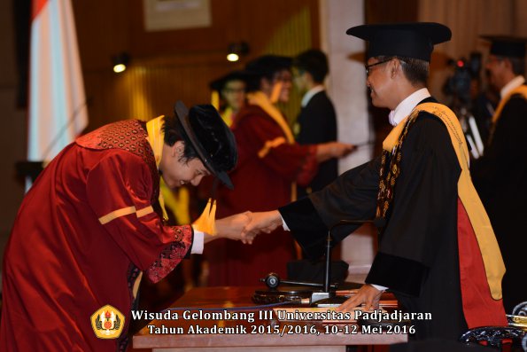 Wisuda Unpad Gel III TA 2015_2016  Fakultas Ekonomi dan Bisnis oleh Rektor 147