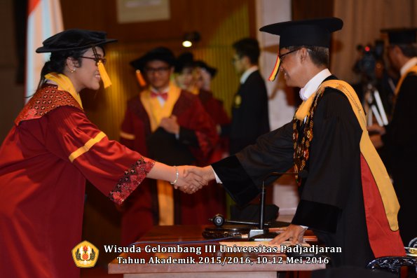 Wisuda Unpad Gel III TA 2015_2016  Fakultas Ekonomi dan Bisnis oleh Rektor 148