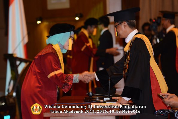 Wisuda Unpad Gel III TA 2015_2016  Fakultas Ekonomi dan Bisnis oleh Rektor 196