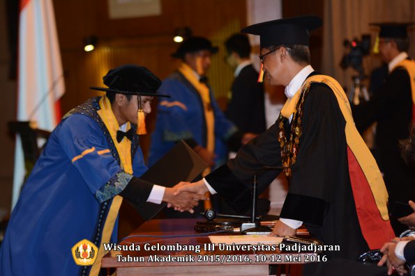 Wisuda Unpad Gel III TA 2015_2016  Fakultas Ekonomi dan Bisnis oleh Rektor 319