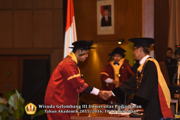 Wisuda Unpad Gel III TA 2015_2016  Fakultas TIP oleh Rektor  004