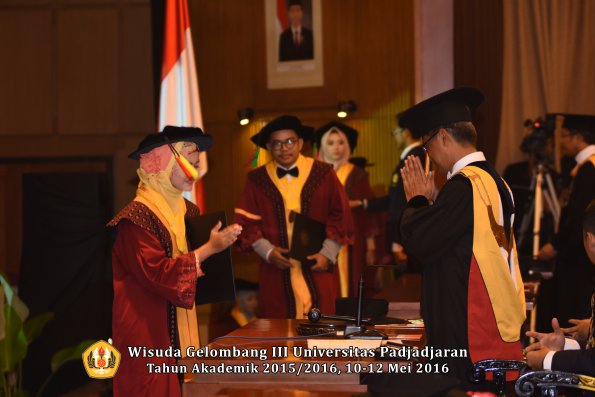 Wisuda Unpad Gel III TA 2015_2016  Fakultas TIP oleh Rektor  010