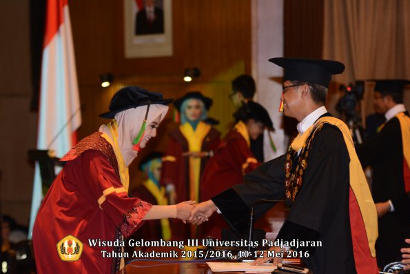 Wisuda Unpad Gel III TA 2015_2016  Fakultas TIP oleh Rektor  012