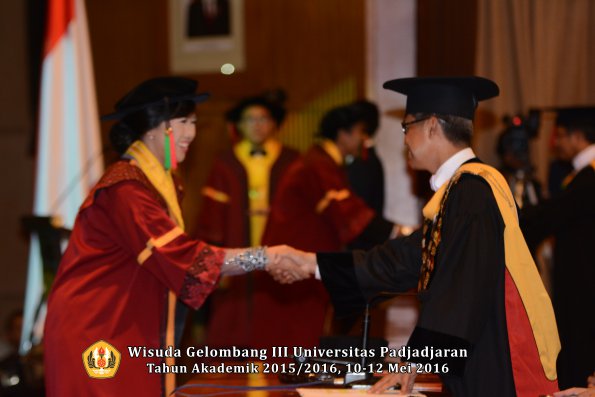 Wisuda Unpad Gel III TA 2015_2016  Fakultas TIP oleh Rektor  021