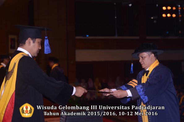Wisuda Unpad Gel III TA 2015_2016 Fakultas ISIP oleh Dekan  019
