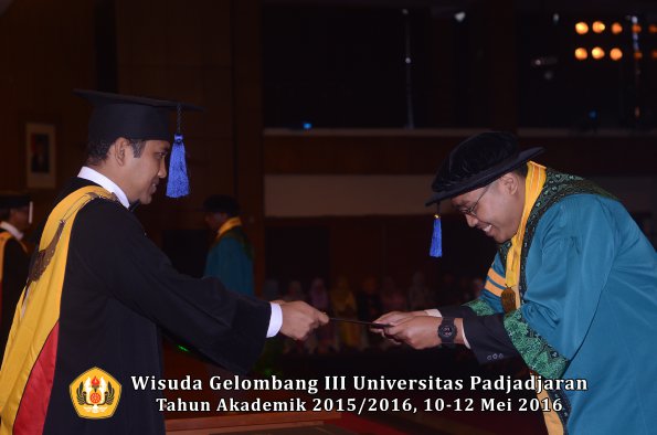 Wisuda Unpad Gel III TA 2015_2016 Fakultas ISIP oleh Dekan  042