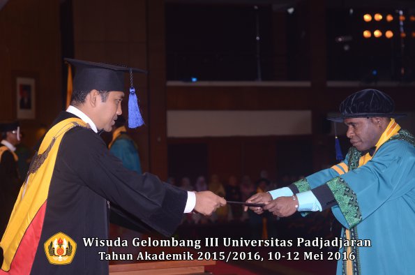 Wisuda Unpad Gel III TA 2015_2016 Fakultas ISIP oleh Dekan  046