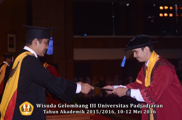 Wisuda Unpad Gel III TA 2015_2016 Fakultas ISIP oleh Dekan  052