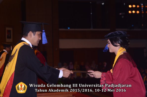 Wisuda Unpad Gel III TA 2015_2016 Fakultas ISIP oleh Dekan  056