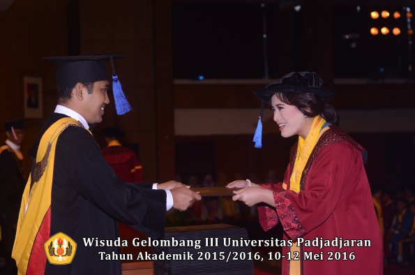 Wisuda Unpad Gel III TA 2015_2016 Fakultas ISIP oleh Dekan  060
