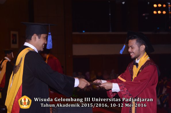 Wisuda Unpad Gel III TA 2015_2016 Fakultas ISIP oleh Dekan  131