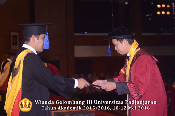 Wisuda Unpad Gel III TA 2015_2016 Fakultas ISIP oleh Dekan  140