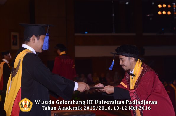 Wisuda Unpad Gel III TA 2015_2016 Fakultas ISIP oleh Dekan  141